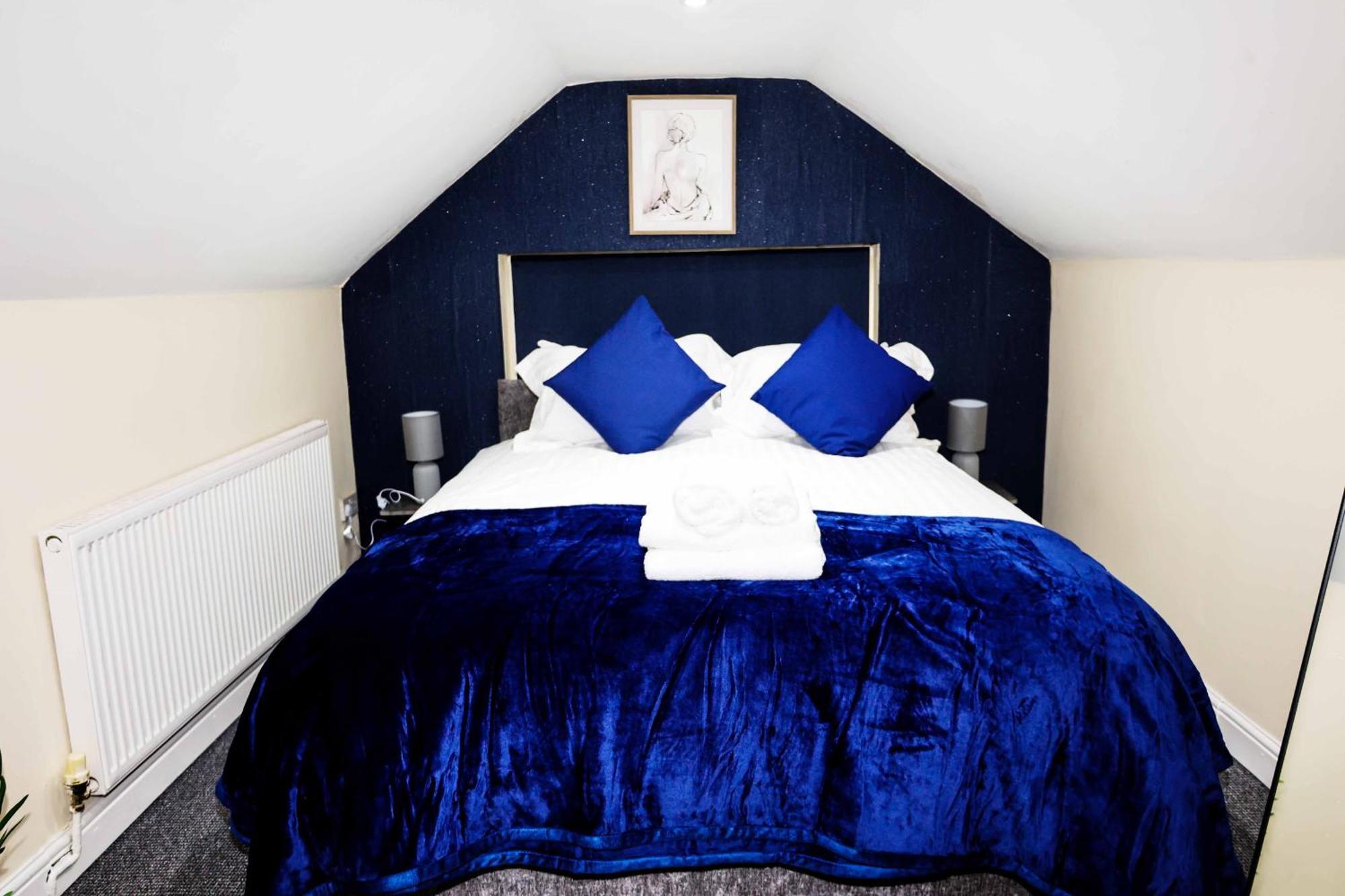 Lausory King Bed Living Your Luxe Home Away Nottingham Exteriör bild
