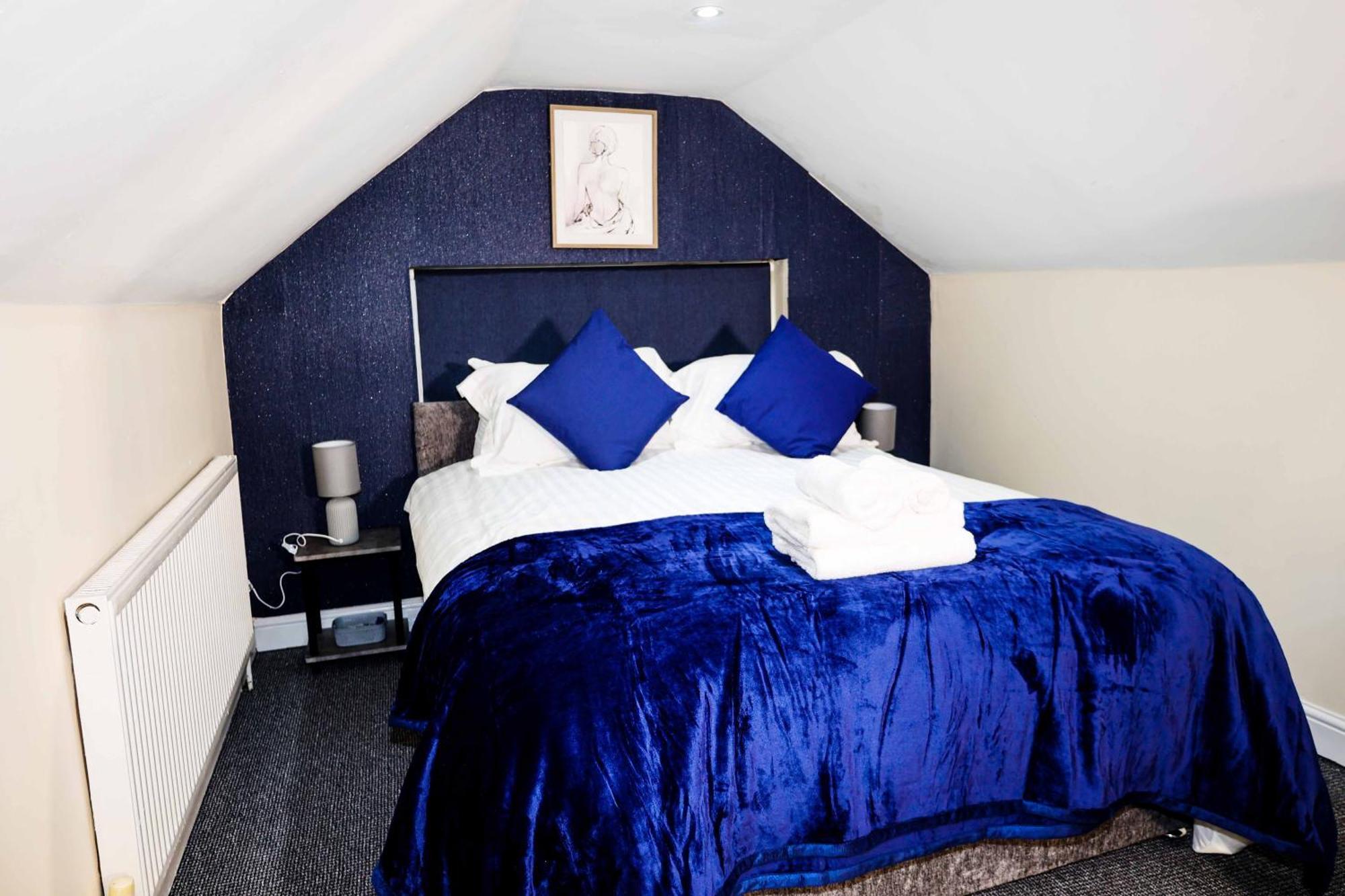 Lausory King Bed Living Your Luxe Home Away Nottingham Exteriör bild