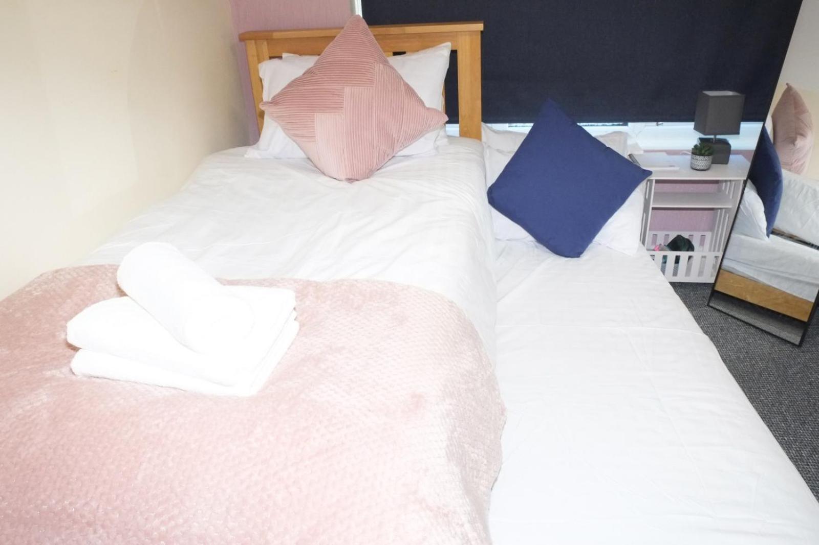 Lausory King Bed Living Your Luxe Home Away Nottingham Exteriör bild