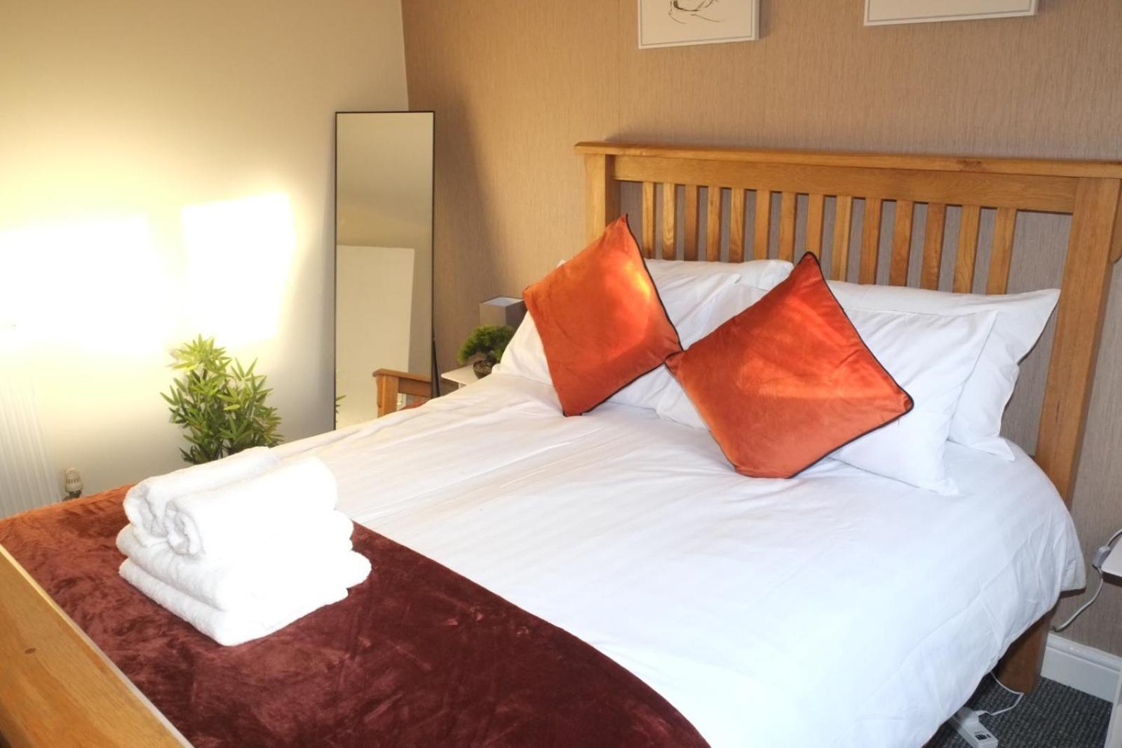 Lausory King Bed Living Your Luxe Home Away Nottingham Exteriör bild